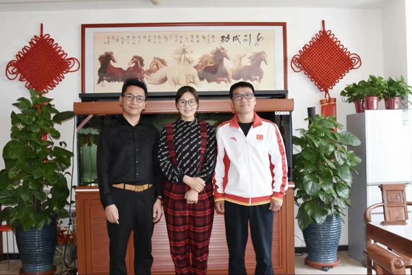 北京雙奧集團(tuán)尤小龍總裁、中國著名戲歌雙棲明星、66國選美國際皇后王光姣與易視界陶總合影