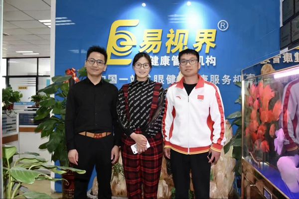 北京雙奧集團(tuán)尤小龍總裁、中國著名戲歌雙棲明星、66國選美國際皇后王光姣與易視界陶總合影